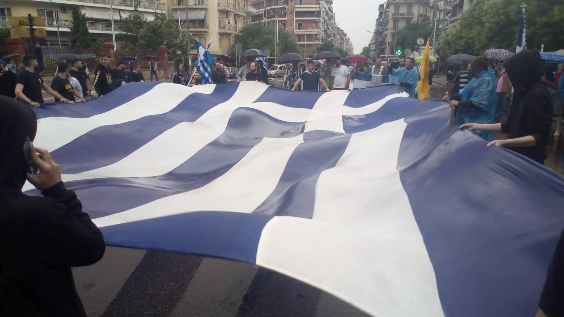 H βροχή δεν πτοεί τους Μακεδόνες: Οργή από τους πατριώτες στη Θεσσαλονίκη: «Τις υπογραφές τις βάζει ο λαός» –  Αντισυγκέντρωση αναρχικών!